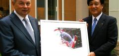 od lewej: A.D. Artamonow, gubernator obwodu kałuskiego, od prawej: Osamu Masuko, prezes firmy Mitsubishi Motors.
