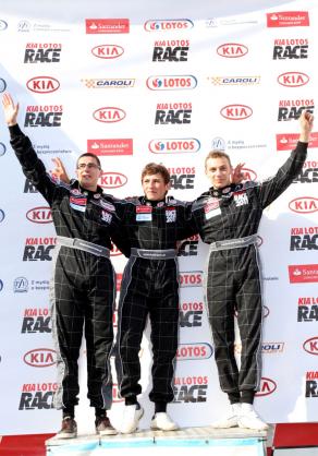 Marek Buga, Jacek Kondratowicz i Szymon Rogacewicz na podium