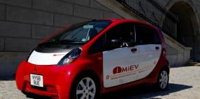 Mitsubishi i-MiEV zadebiutował w 2009 roku w Japonii Mitsubishi i-MiEV zadebiutował w 2009 roku w Japonii