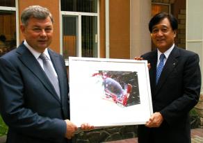 od lewej: A.D. Artamonow, gubernator obwodu kałuskiego, od prawej: Osamu Masuko, prezes firmy Mitsubishi Motors.