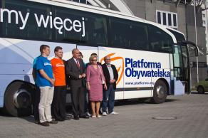 Szczęśliwa załoga tuskobusa podczas wizyty w w Jastrzębiu-Zdróju (fot. jastrzebieonline.pl)